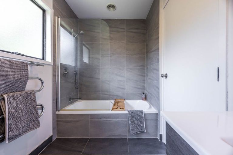 Photo of property in 60 Gatman Street, Birkdale, Auckland, 0626