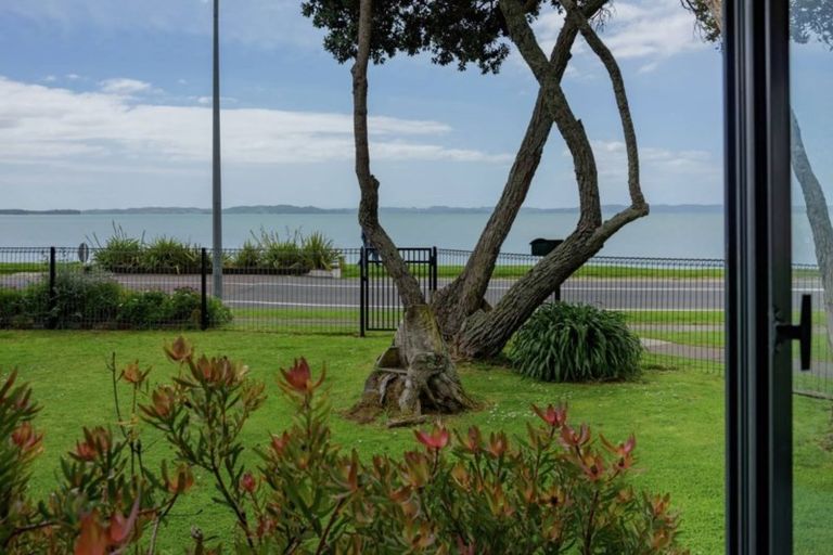 Photo of property in 33 The Esplanade, Eastern Beach, Auckland, 2012