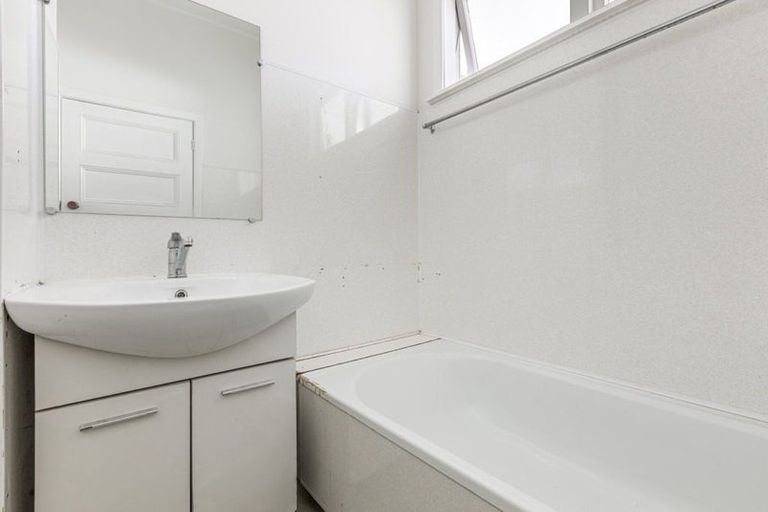 Photo of property in 1 Momona Road, Greenlane, Auckland, 1051