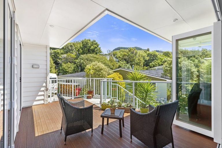 Photo of property in 15 Somerville Terrace, Tawa, Wellington, 5028