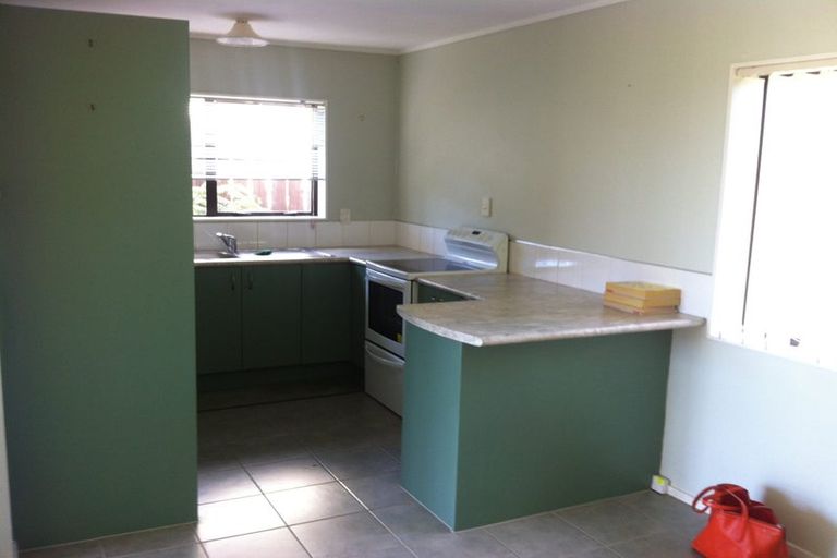 Photo of property in 2/138 Sunset Road, Unsworth Heights, Auckland, 0632