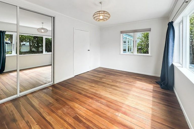 Photo of property in 21 Drome View Place, Beach Haven, Auckland, 0626