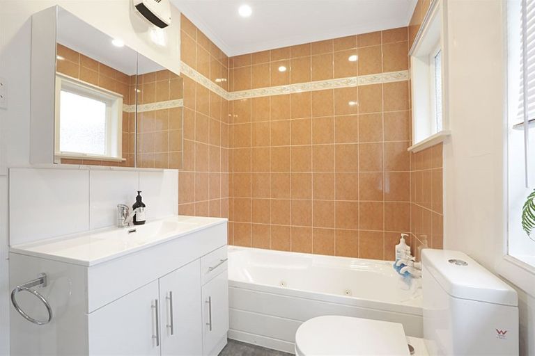 Photo of property in 36 Kiriwai Road, Paremata, Porirua, 5024