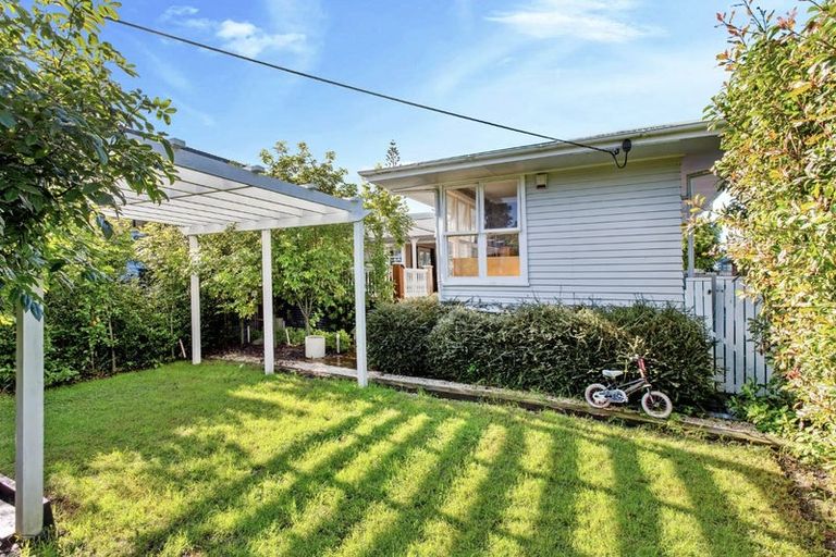 Photo of property in 15 Kingdale Road, Henderson, Auckland, 0610