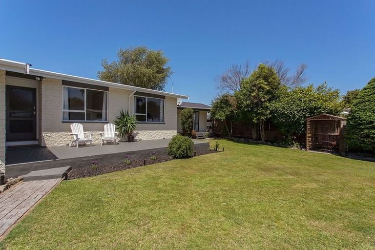 Photo of property in 21 Rosanna Place, Aranui, Christchurch, 8061