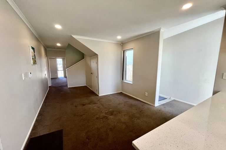 Photo of property in 21 Stitchbird Crescent, Papakura, 2110