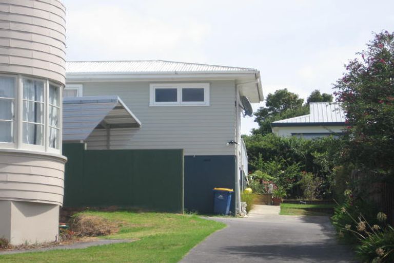 Photo of property in 2/18 Woodall Place, Totara Vale, Auckland, 0627