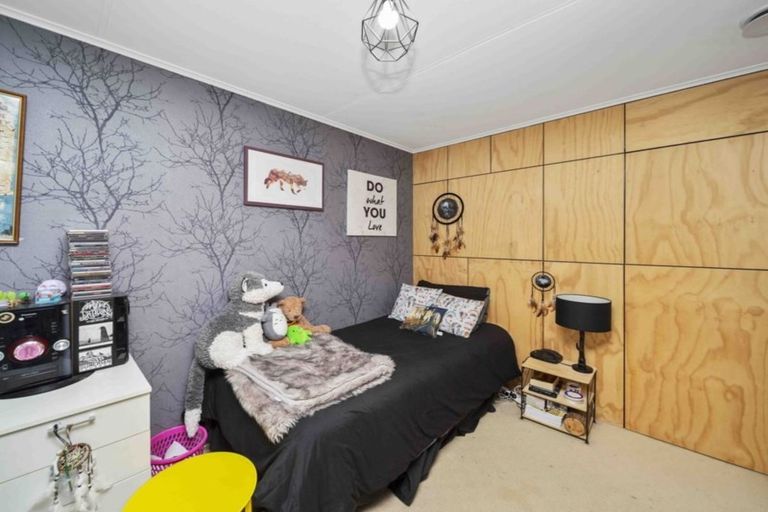 Photo of property in 28 Grenville Street, Marfell, New Plymouth, 4310