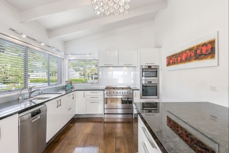 Photo of property in 98 Tindalls Bay Road, Tindalls Beach, Whangaparaoa, 0930