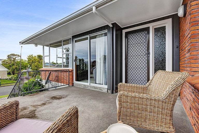 Photo of property in 14 Montana Place, Merrilands, New Plymouth, 4312