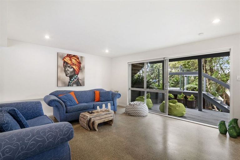 Photo of property in 9 Garmons Way, Castor Bay, Auckland, 0620