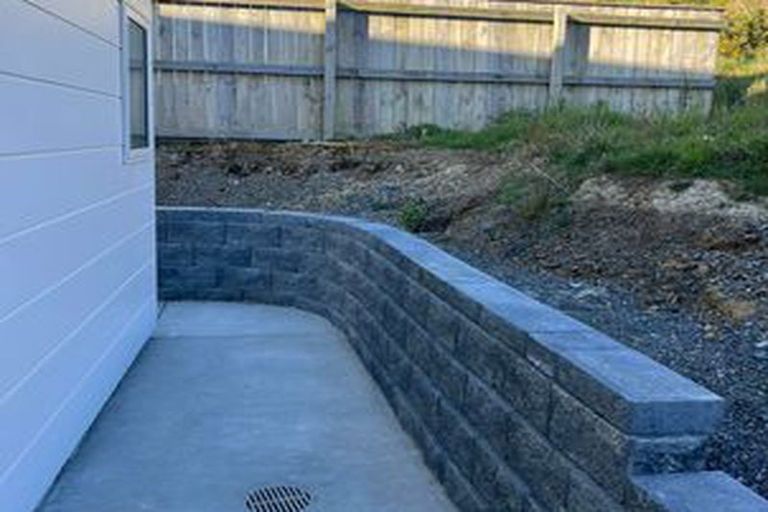 Photo of property in 115a Queen Charlotte Drive, Aotea, Porirua, 5024