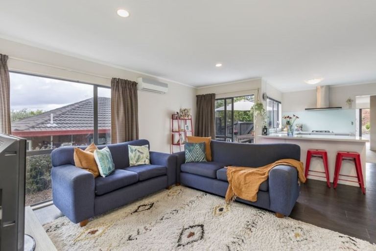 Photo of property in 22 Chedworth Drive, Glenfield, Auckland, 0629