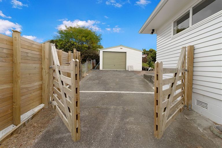 Photo of property in 42 Tiroroa Avenue, Te Atatu South, Auckland, 0610