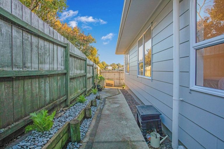 Photo of property in 1/41 Sungrove Rise, Sunnyvale, Auckland, 0612