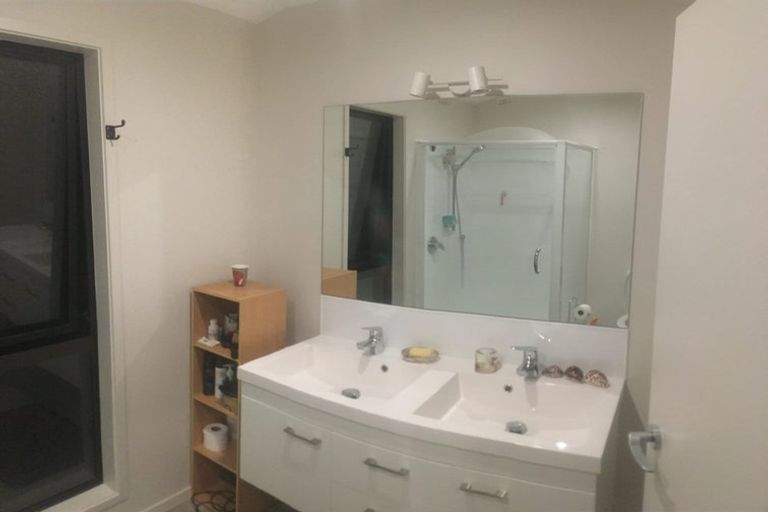 Photo of property in 29 Deverell Place, Northcross, Auckland, 0632