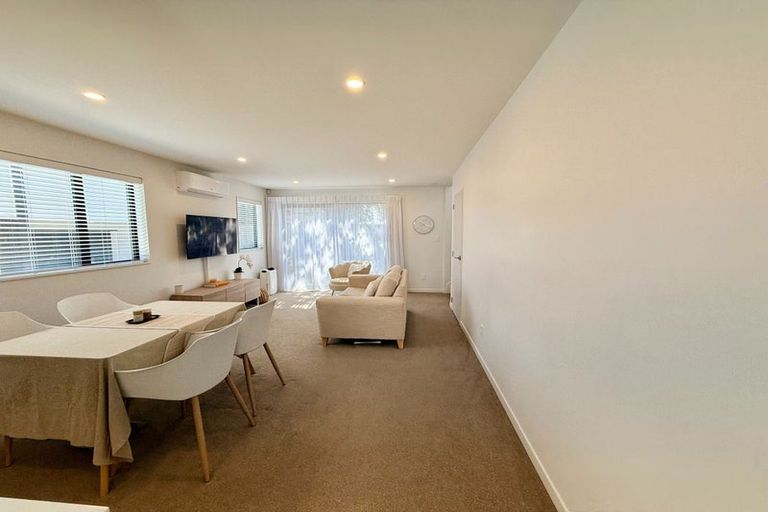 Photo of property in 9 Korowha Place, New Lynn, Auckland, 0600