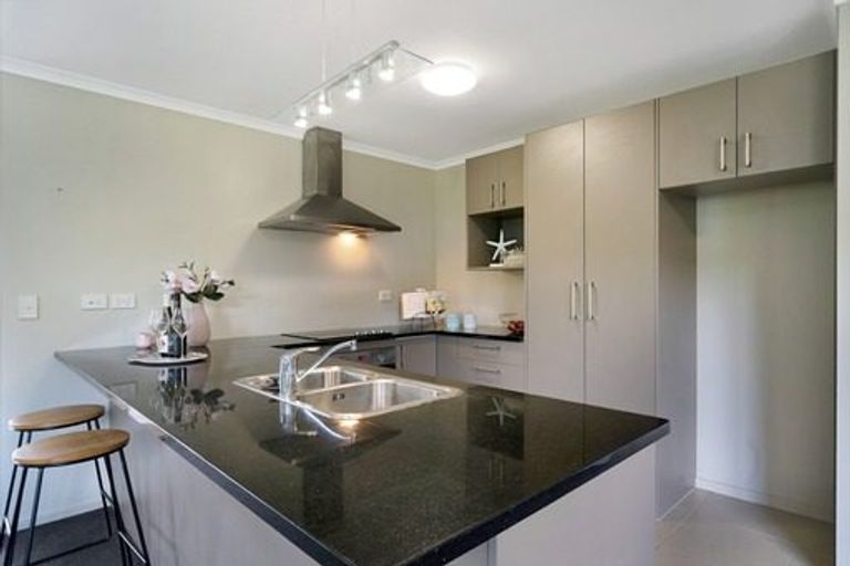 Photo of property in 2 Renata Crescent, Te Atatu Peninsula, Auckland, 0610
