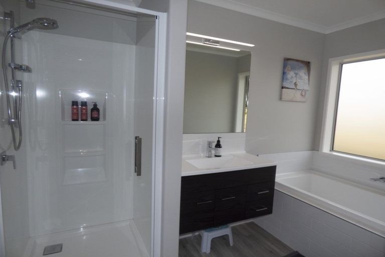 Photo of property in 12 Oakmont Crescent, Waiwhakaiho, New Plymouth, 4312