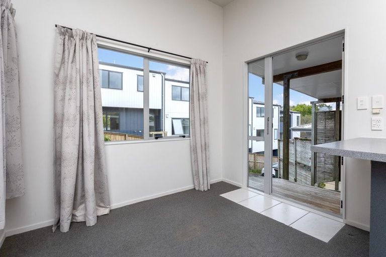 Photo of property in 18 Totaravale Drive, Totara Vale, Auckland, 0629