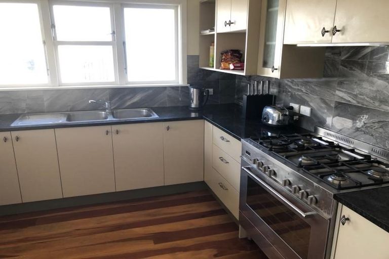 Photo of property in 102 Dowse Drive, Maungaraki, Lower Hutt, 5010