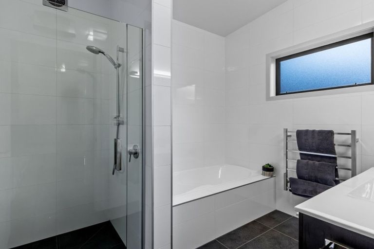 Photo of property in 70 Wynyard Crescent, Fernhill, Queenstown, 9300