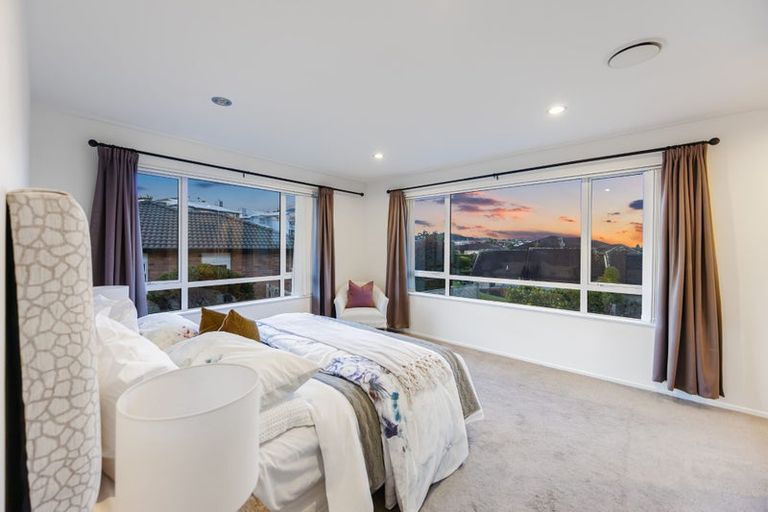 Photo of property in 52 Chesterfield Way, Orewa, 0931