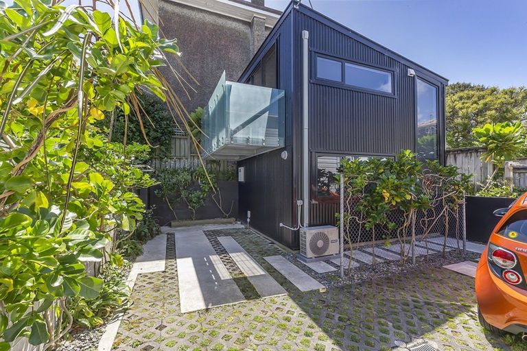 Photo of property in 11b Caroline Street, Mount Victoria, Wellington, 6011