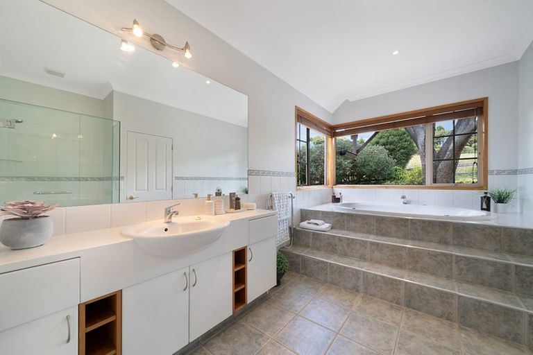 Photo of property in 3 Napuka Road, Henderson Valley, Auckland, 0612