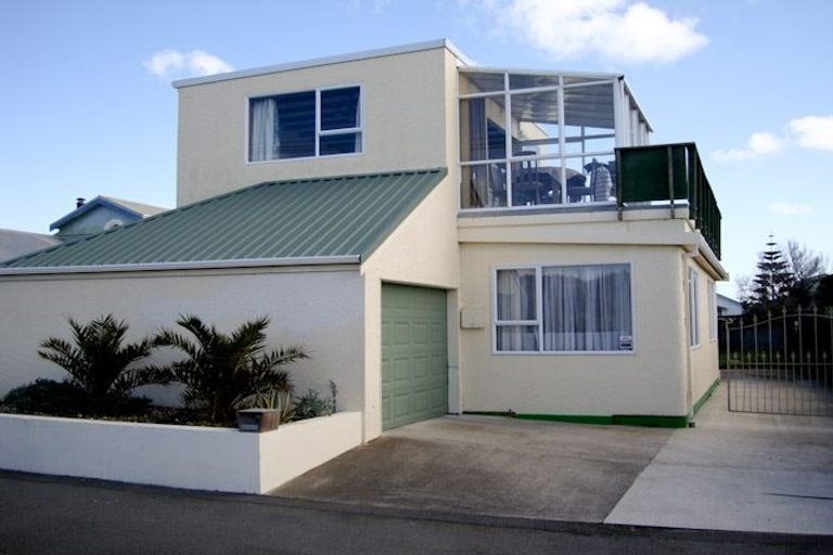 Photo of property in 256 Marine Parade, New Brighton, Christchurch, 8061
