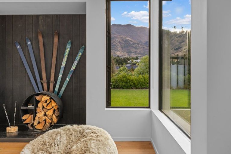 Photo of property in 6 Stackbrae Avenue, Wanaka, 9305