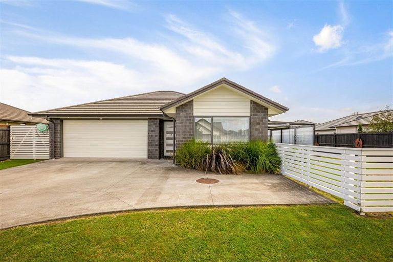 Photo of property in 4 Aporo Drive, Kumeu, 0810