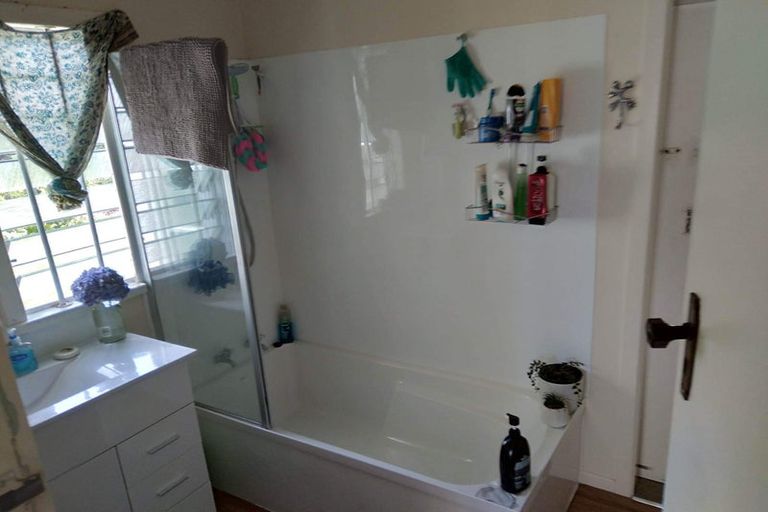 Photo of property in 97 Beach Road, Mellons Bay, Auckland, 2014