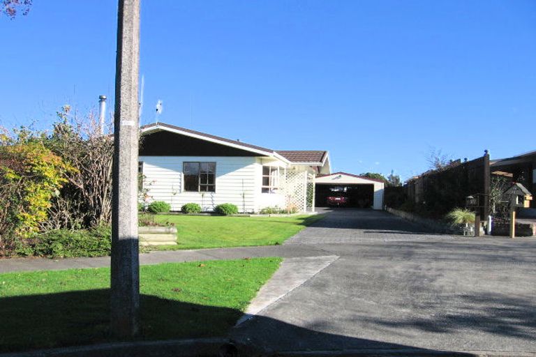 Photo of property in 17 Grange Place, Milson, Palmerston North, 4414