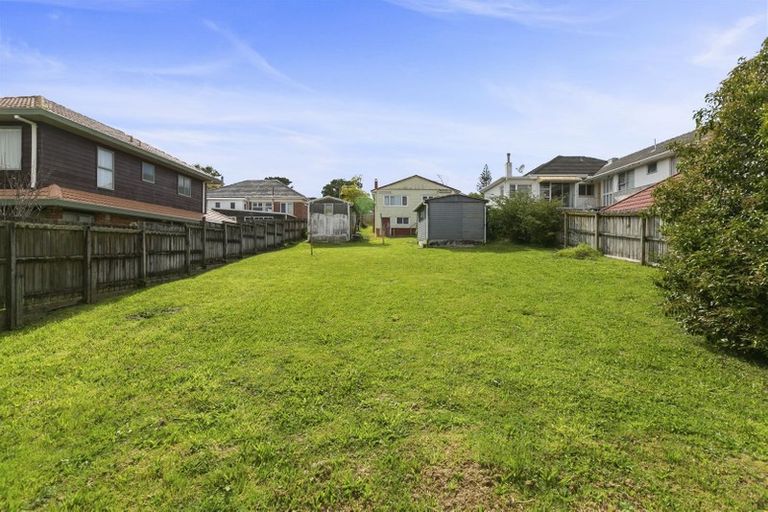 Photo of property in 17 Staveley Avenue, Mount Roskill, Auckland, 1041