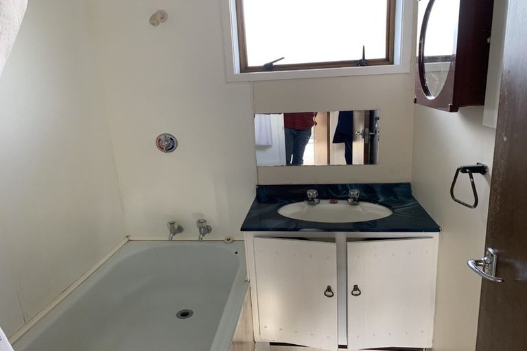 Photo of property in 2/13 Mannering Place, Hillcrest, Auckland, 0627