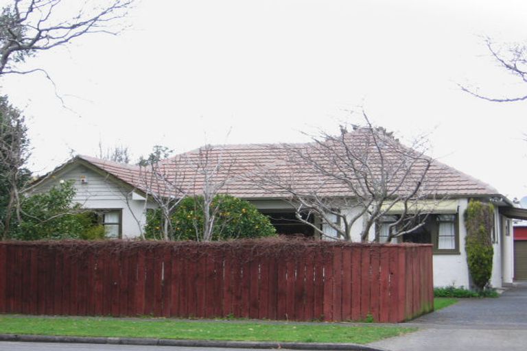 Photo of property in 70 Pahiatua Street, Hokowhitu, Palmerston North, 4410