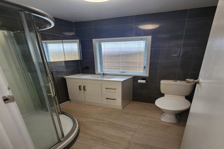 Photo of property in 623 Glenfield Road, Totara Vale, Auckland, 0629