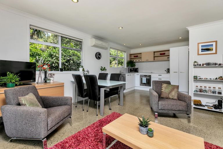 Photo of property in 42 Landing Road, Titirangi, Auckland, 0604