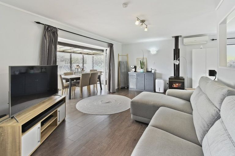 Photo of property in 12 Seaward Place, Wattle Downs, Auckland, 2103