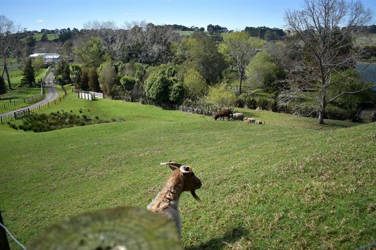 Photo of property in 344 Waitakere Road, Taupaki, Henderson, 0782