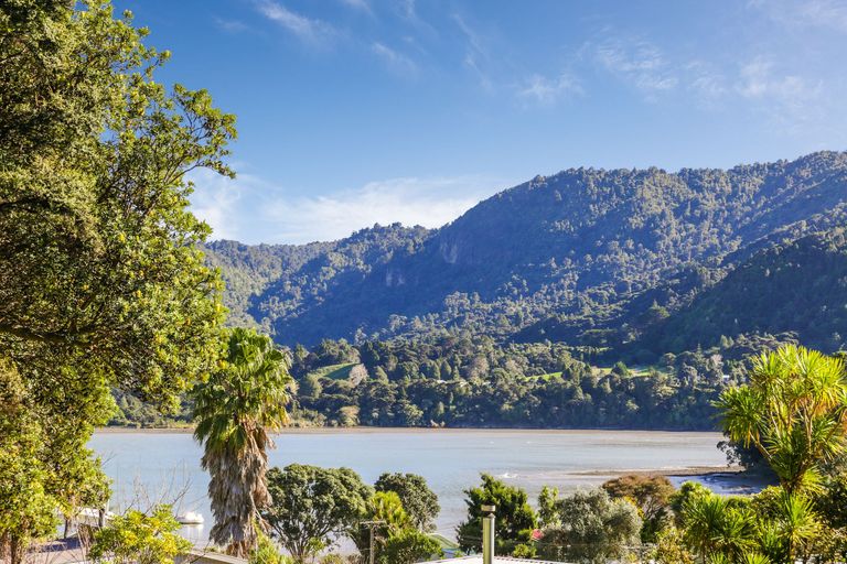 Photo of property in 39 Foster Avenue, Huia, Auckland, 0604