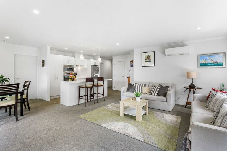 Photo of property in 10 Waitaha Close, Orewa, 0931