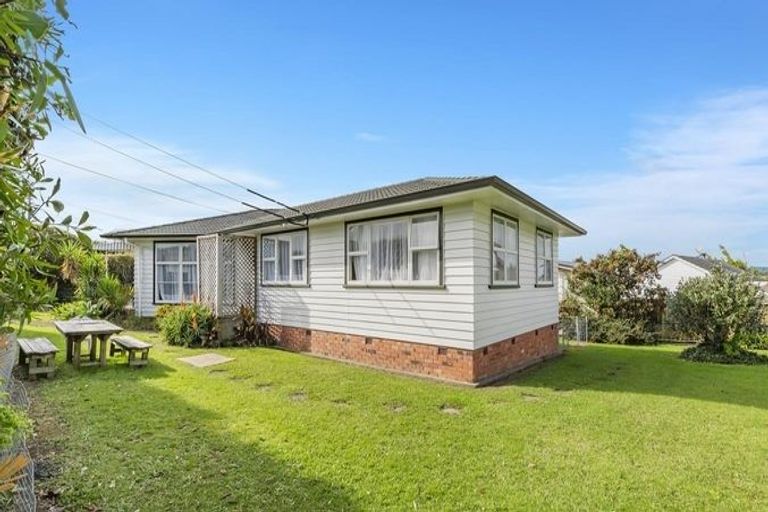 Photo of property in 27 Litten Road, Cockle Bay, Auckland, 2014