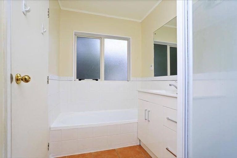 Photo of property in 2 Kelman Road, Kelston, Auckland, 0602