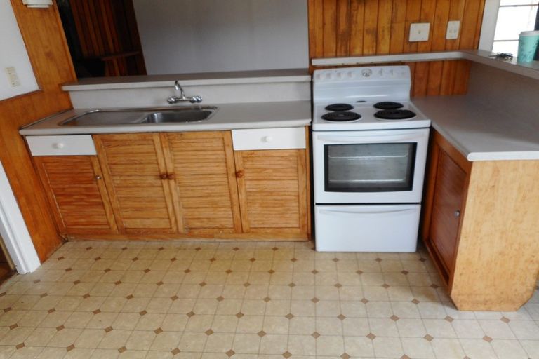 Photo of property in 2 Waimana Road, Conifer Grove, Takanini, 2112