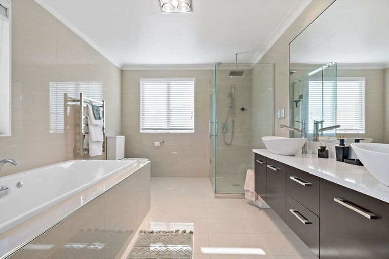 Photo of property in 16 Michael Bosher Way, Flat Bush, Auckland, 2019