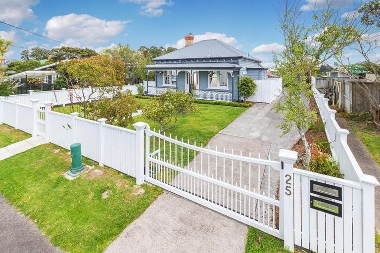 Photo of property in 25 Balmain Road, Birkenhead, Auckland, 0626