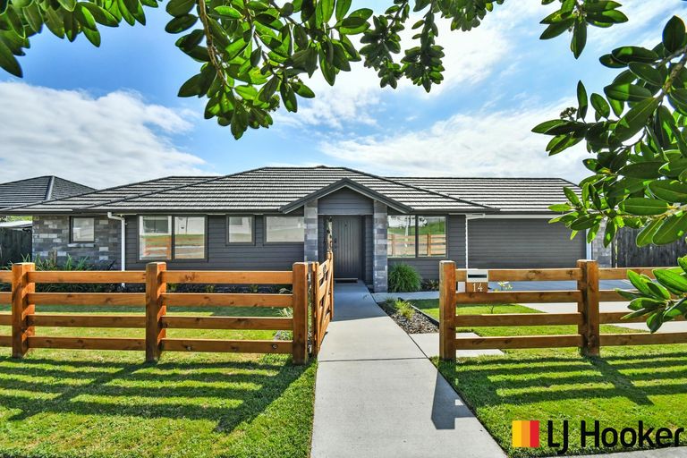 Photo of property in 14 Dame Nganeko Drive, Glenbrook, Waiuku, 2681