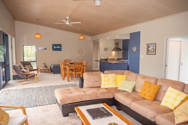 Photo of property in 44 Heretaunga Crescent, Cable Bay, 0420